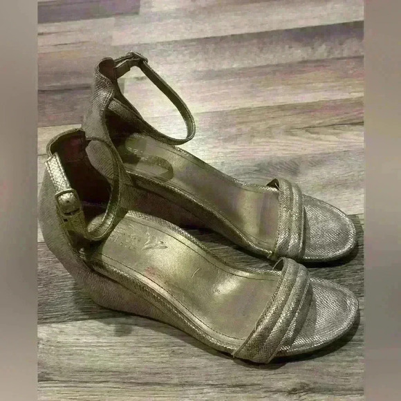 Kenneth Cole Reaction Wedge Sandals size 9M Reaction Kenneth Cole - Picture 1 of 4